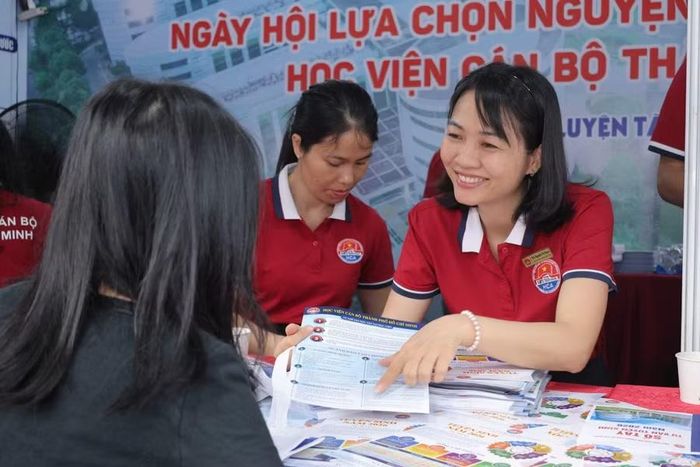 Hoạt động tư vấn tuyển sinh năm 2026 của Học viện Cán bộ TPHCM.