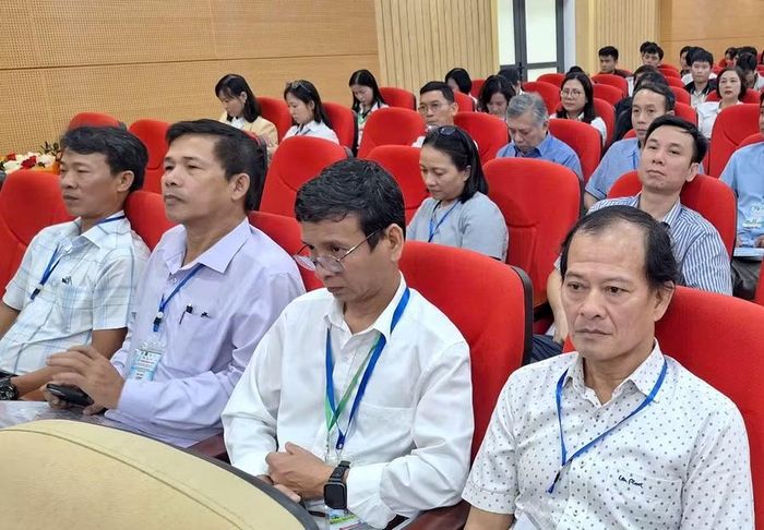 Các đại biểu chăm chú theo dõi các báo cáo.