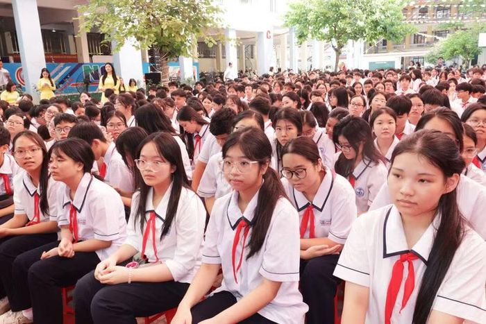 Học sinh THCS Ngô Quyền cùng chuyên gia trao đổi, thảo luận về nghề nghiệp trong tương lai.