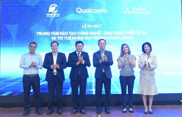 Đại biểu tại buổi lễ ra mắt ứng dụng.