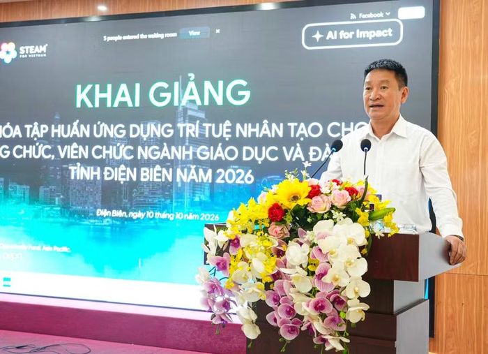 Ông Lê Quang Vinh, Phó Giám đốc Sở GD&ĐT tỉnh Điện Biên phát biểu tại lễ khai giảng khóa tập huấn.