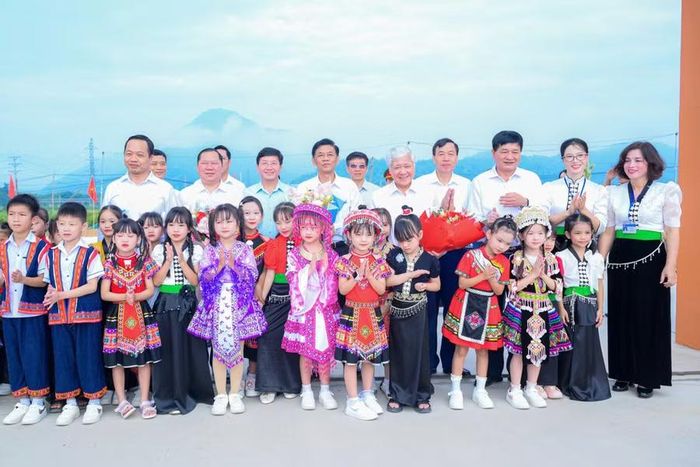 Phó Chủ tịch Thường trực Quốc hội Đỗ Văn Chiến cùng đoàn công tác chụp ảnh lưu niệm cùng thầy trò Trường PTNT TH&THCS Sam Mứn.