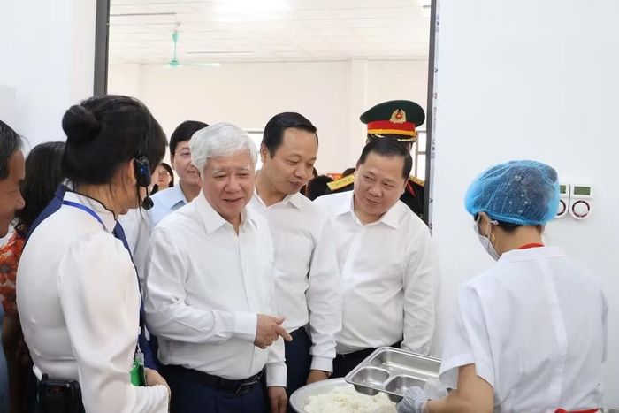 Phó Chủ tịch Thường trực Quốc hội Đỗ Văn Chiến cùng đoàn công tác tham quan bếp ăn nhà trường.