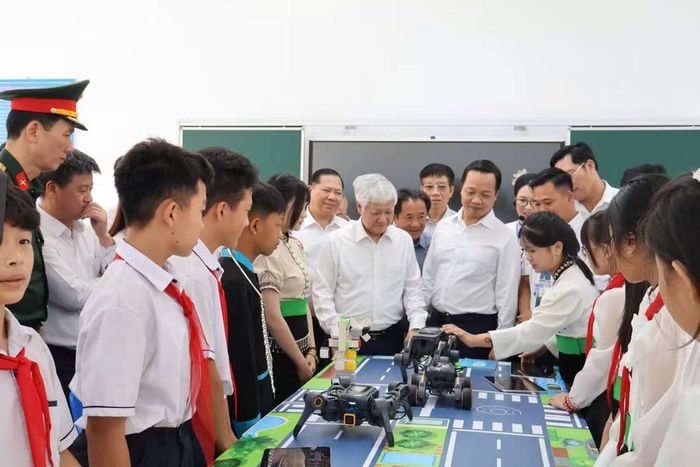 Phó Chủ tịch Thường trực Quốc hội Đỗ Văn Chiến cùng đoàn công tác tham quan lớp học.