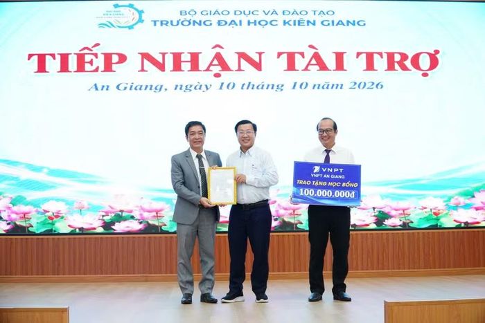 Đại diện Trường Đại học Kiên Giang tiếp nhận tài trợ từ các đơn vị.