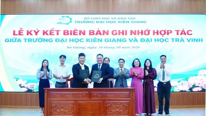 PGS.TS Nguyễn Minh Hòa, Giám đốc Đại học Trà Vinh và TS Nguyễn Hữu Thọ, Hiệu trưởng Trường Đại học Kiên Giang, thực hiện nghi thức ký kết thỏa thuận hợp tác.