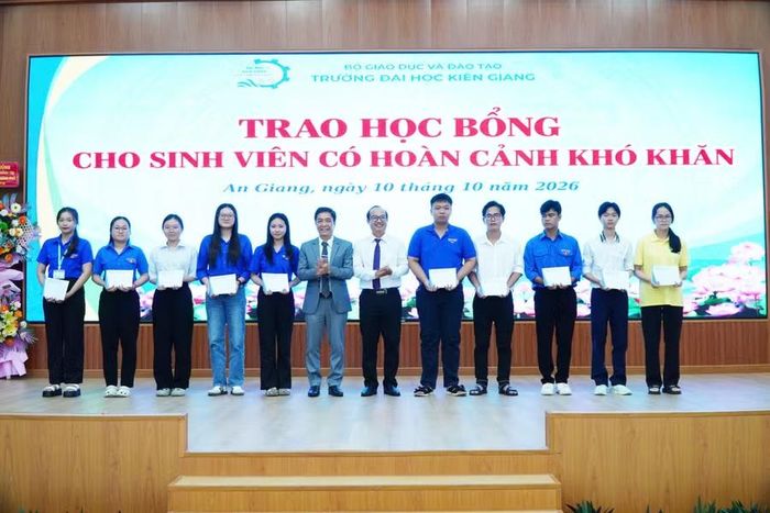 Nhà trường trao học bổng cho các sinh viên.