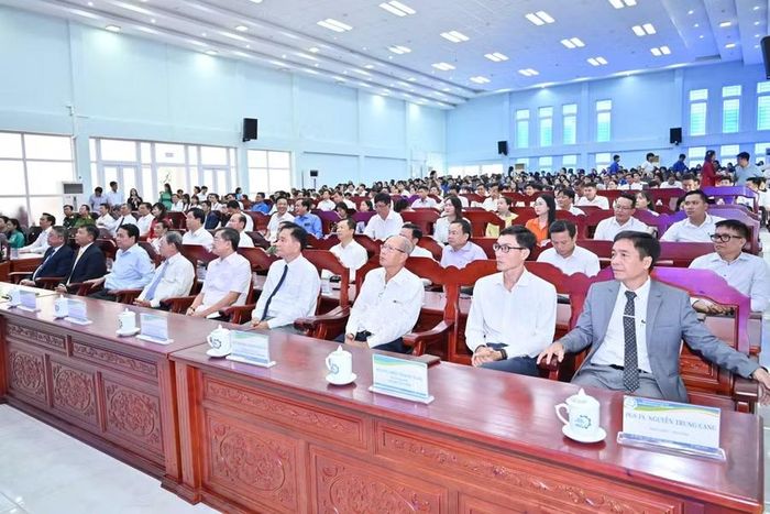 Các đại biểu tham dự chương trình.