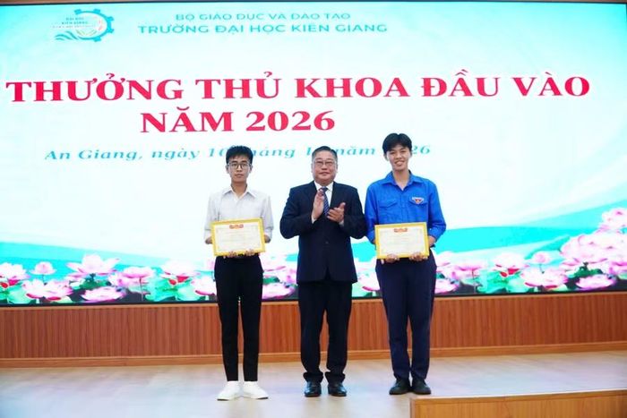 Nhà trường tuyên dương hai thủ khoa đầu vào năm 2026.