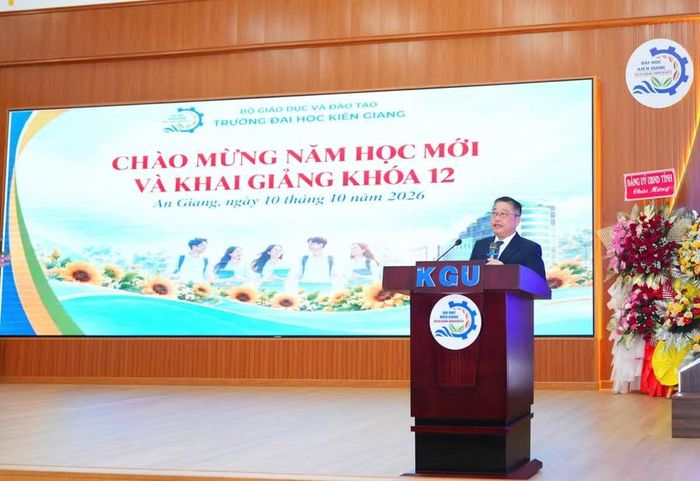 TS Nguyễn Hữu Thọ, Hiệu trưởng Trường Đại học Kiên Giang, phát biểu tại buổi lễ.