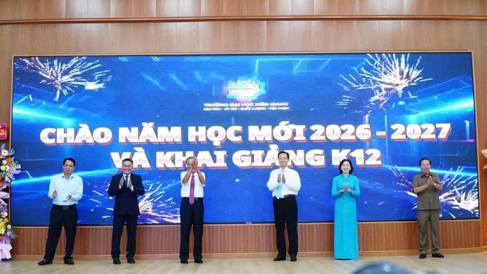 Nguyên Thủ tướng Nguyễn Tấn Dũng cùng các đại biểu thực hiện nghi thức chào năm học mới và khai giảng K12.
