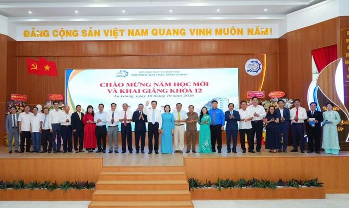 Nguyên Thủ tướng Chính phủ Nguyễn Tấn Dũng cùng các đại biểu chụp ảnh lưu niệm.