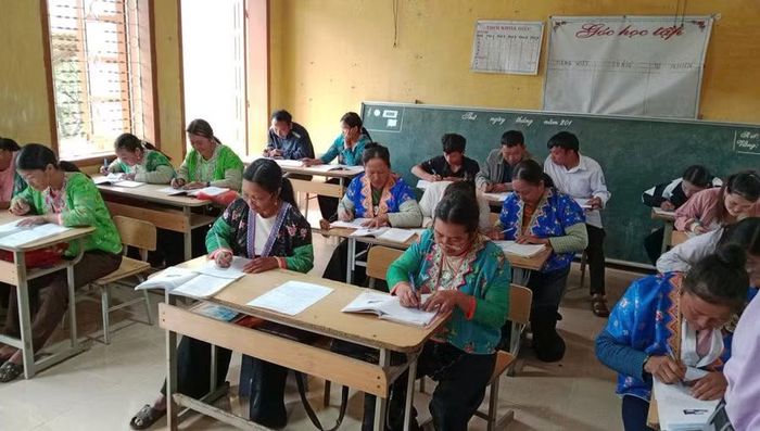 Người dân tích cực tham gia lớp học xóa mù chữ. Ảnh: Quỳnh Chi.
