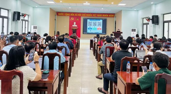 200 cán bộ, công chức và người tham gia công tác tại UBND xã Bình Minh (Quảng Ngãi) được tập huấn AI.