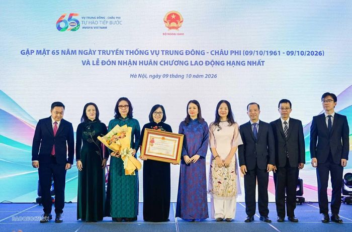 Thứ trưởng Ngoại giao Nguyễn Minh Hằng trao Huân chương Lao động hạng Nhất về thành tích xuất sắc đột xuất trong công tác tham mưu chiến lược giai đoạn 2023-2026. (Ảnh: Nguyễn Hồng)