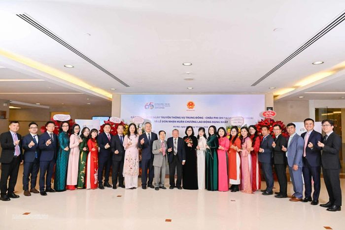 Tập thể Vụ Trung Đông – châu Phi sẽ tiếp tục nỗ lực, tận tâm và trách nhiệm hơn nữa; kế thừa những thành quả của các thế hệ đi trước, đồng thời mạnh dạn đổi mới để đáp ứng tốt hơn những yêu cầu của thời đại mới. (Ảnh: Nguyễn Hồng)