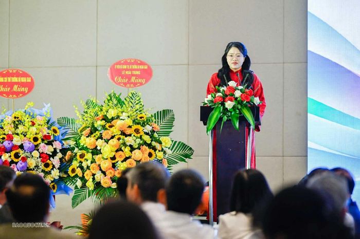 Đồng chí Lê Minh Trang thay mặt thế hệ cán bộ trẻ của Vụ Trung Đông - châu Phi phát biểu tại buổi lễ. (Ảnh: Nguyễn Hồng)