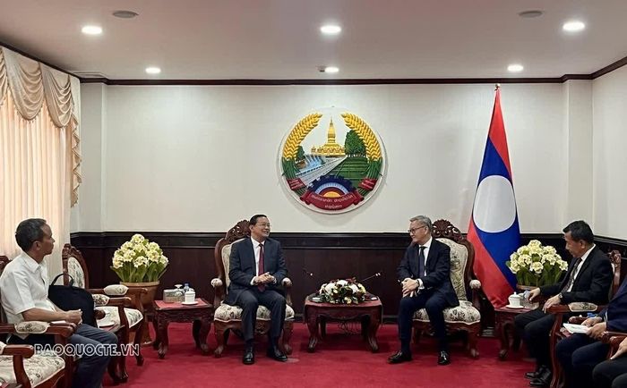 Đồng chí Thongsavanh Phomvihane ghi nhận và đánh giá cao vai trò, những đóng góp thiết thực, hiệu quả của Tổng Lãnh sự quán Việt Nam tại Savannakhet trong việc thúc đẩy quan hệ hợp tác song phương ngày càng đi vào chiều sâu. (Nguồn: TLSQ Việt Nam tại Savannakhet)