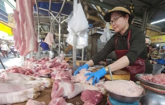 Giá heo hơi hôm nay 10/10, có dấu hiệu chững đà giảm sâu. Mặt bằng giá heo hơi trên toàn quốc hiện duy trì trong khoảng 51.000 - 54.000 đồng/kg. (Nguồn: Báo Thanh Niên)