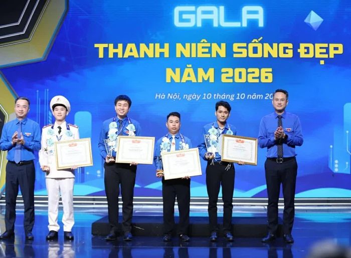 Bí thư Trung ương Đoàn Nguyễn Tường Lâm và Bí thư Trung ương Đoàn, Chủ tịch Trung ương Hội LHTN Việt Nam Nguyễn Kim Quy trao giải thưởng cho các gương mặt. (Ảnh: Đăng Hải)