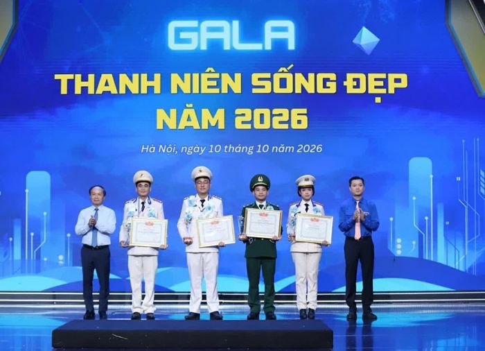 Phó Bí thư chuyên trách Đảng ủy MTTQ, các Đoàn thể Trung ương Phạm Tất Thắng và Bí thư thường trực Trung ương Đoàn Nguyễn Minh Triết trao giải thưởng các gương mặt. (Ảnh: Đăng Hải)