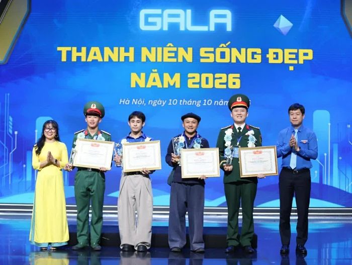 Phó Chủ tịch thường trực Trung ương Hội LHTN Việt Nam Lê Hải Long và Giám đốc Truyền thông đối ngoại và Phát triển bền vững TCP Việt Nam Phan Thị Phương Nhung trao giải thưởng cho các thanh niên sống đẹp. (Ảnh: Đăng Hải)