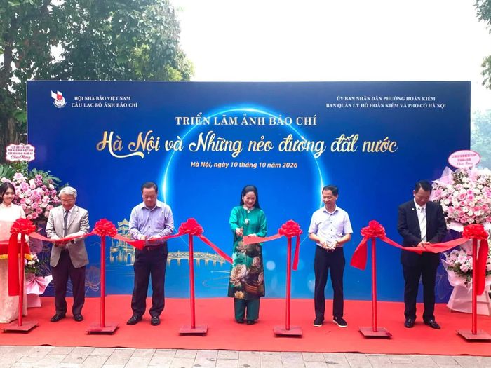 Các đại biểu thực hiện nghi thức cắt băng khai mạc triển lãm. (Ảnh: Đoàn Ngân)