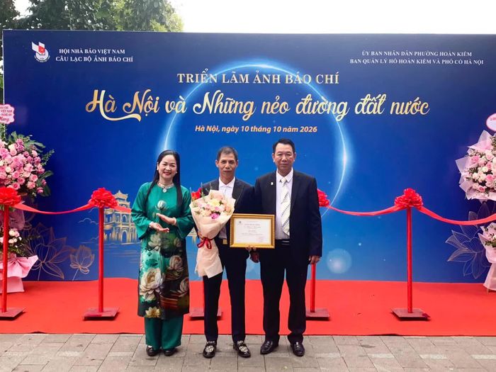 Tác giả Nguyễn Đình Quý đạt giải Nhất với tác phẩm ảnh phóng sự “Đi tìm đồng đội”. (Ảnh: Đoàn Ngân)
