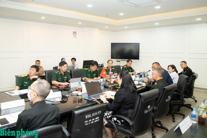 Đoàn chuyên viên Bộ Tư lệnh Bộ đội Biên phòng Việt Nam làm việc với Đoàn chuyên viên Cục Công tác Biên giới Thái Lan tại Bangkok, Thái Lan. Ảnh: T.M