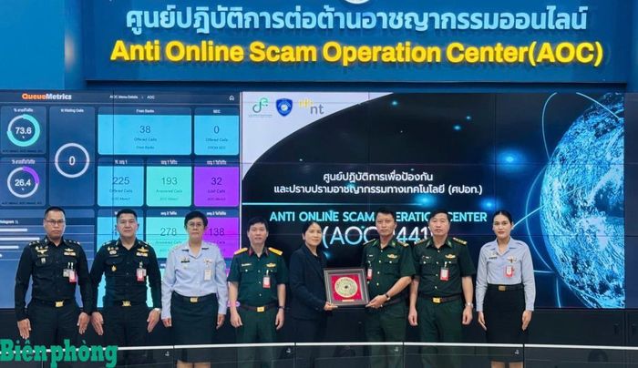Đoàn chuyên viên Bộ Tư lệnh Bộ đội Biên phòng Việt Nam tham quan Trung tâm Điều hành phòng, chống lừa đảo trực tuyến của Thái Lan. Ảnh: T.M