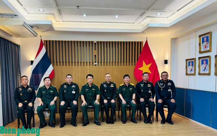 Đại diện Đoàn chuyên viên Bộ Tư lệnh Bộ đội Biên phòng Việt Nam và Cục Công tác Biên giới Thái Lan chụp ảnh lưu niệm trong chuyến công tác. Ảnh: T.M