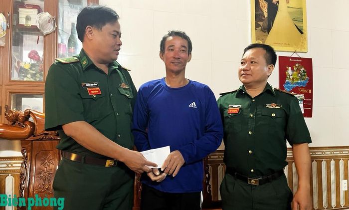 Chỉ huy Đồn Biên phòng Cửa khẩu Cảng Gianh thăm hỏi, động viên gia đình và ngư dân may mắn. Ảnh: Hoài Nam