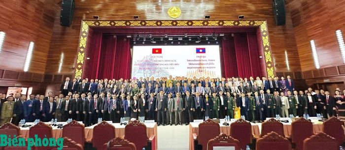 Các đại biểu chụp ảnh chung tại hội nghị. Ảnh: Quàng Hùng