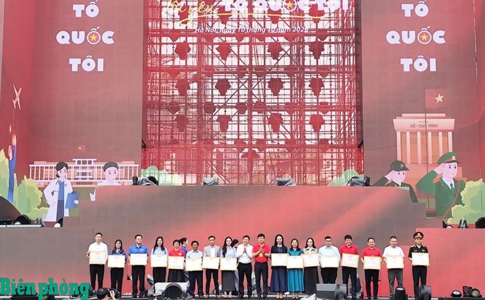 Lãnh đạo Trung ương Hội Liên hiệp Thanh niên Việt Nam trao Bằng khen cho các tập thể, đơn vị có đóng góp tích cực trong công tác tổ chức các hoạt động kỷ niệm 70 năm Ngày truyền thống Hội Liên hiệp Thanh niên Việt Nam. Ảnh: Thùy Chi