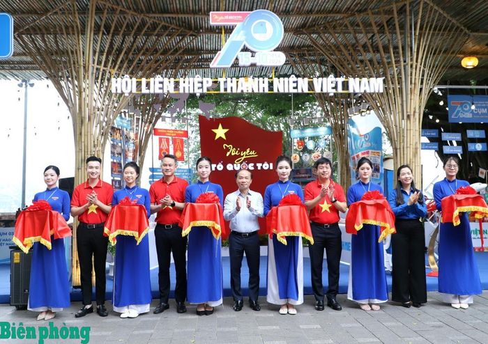 Trong khuôn khổ các hoạt động kỷ niệm 70 năm Ngày truyền thống Hội Liên hiệp Thanh niên Việt Nam, ngày 10/10, tại Thủ đô Hà Nội, Trung ương Hội Liên hiệp Thanh niên Việt Nam tổ chức Triển lãm “70 năm dấu ấn - tiếp nối khát vọng”. Trong ảnh: Đồng chí Phạm Tất Thắng và đồng chí Nguyễn Kim Quy cắt băng khai mạc triển lãm. Ảnh: Thùy Chi