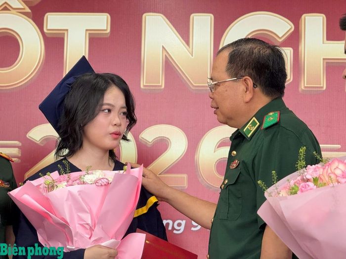 Thiếu tướng Phùng Quốc Tuấn động viên, chúc mừng Mai trong ngày em tốt nghiệp đại học. Ảnh: Đông Chiến