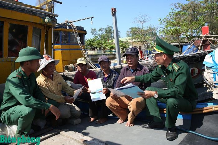 Cán bộ, chiến sĩ Bộ đội Biên phòng thành phố Đà Nẵng tuyên truyền, vận động ngư dân chấp hành nghiêm các quy định của pháp luật. Ảnh: Đơn vị cung cấp