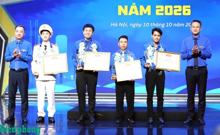 Đồng chí Nguyễn Kim Quy, Bí thư Ban Chấp hành Trung ương Đoàn, Chủ tịch Trung ương Hội Liên hiệp Thanh niên Việt Nam và đồng chí Nguyễn Tường Lâm, Bí thư Ban Chấp hành Trung ương Đoàn, Chủ nhiệm Ủy ban Kiểm tra Trung ương Đoàn trao Bằng khen của Trung ương Hội Liên hiệp Thanh niên Việt Nam cho các gương “Thanh niên sống đẹp” năm 2026. Ảnh: Thùy Chi