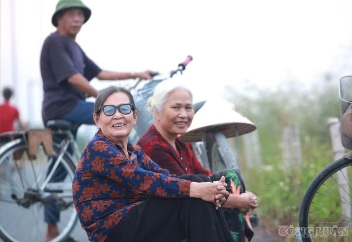 Những kỳ vọng của người dân địa phương cho thấy nhu cầu kết nối giao thông giữa các khu vực ngoại thành Hà Nội ngày càng lớn, trong đó các tuyến đường vành đai được kỳ vọng tạo thêm lựa chọn di chuyển, giảm phụ thuộc vào những tuyến đường cũ. Trên ảnh là những người dân địa phương ra ngắm con đường vào buổi chiều 9/10.