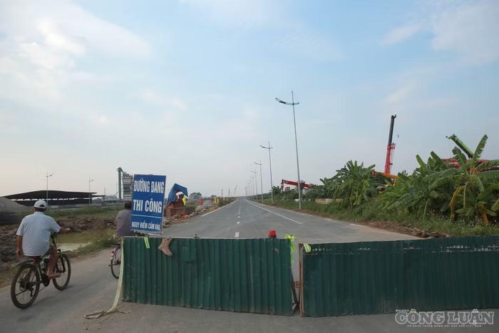 Ở những vị trí giao cắt với các tuyến đường, trong đó có Quốc lộ 32, các đơn vị thi công bố trí rào chắn, biển cảnh báo nhằm bảo đảm an toàn trong quá trình hoàn thiện công trình.