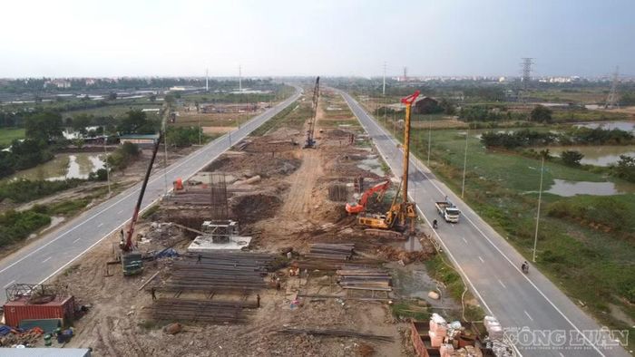 Được biết, dự án xây dựng đường song hành có tổng chiều dài tuyến khoảng 58,2 km, đi qua 17 xã, phường thuộc địa phận Hà Nội, tổng mức đầu tư hơn 56.000 tỷ đồng. Sau hơn 3 năm triển khai, cả 4 gói thầu xây lắp đang tập trung thi công các hạng mục còn lại, chủ yếu là thảm bê tông nhựa, chiếu sáng và an toàn giao thông. Toàn tuyến đã thảm khoảng 40 km bê tông nhựa, sản lượng thực hiện ước đạt 90%.