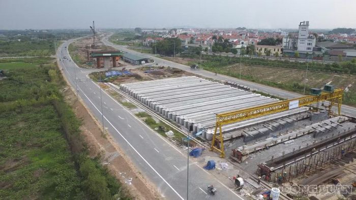 Tại nhiều vị trí, công nhân và máy móc vẫn hoạt động liên tục để hoàn thiện những hạng mục cuối cùng, gồm hệ thống chiếu sáng, sơn kẻ đường, lắp đặt biển báo, lan can, bó vỉa và xử lý các điểm vuốt nối với đường dân sinh.