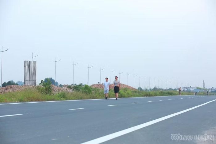 Theo bà Thảo, tuyến đường mới còn được kỳ vọng rút ngắn thời gian di chuyển giữa các khu vực. Trước đây, mỗi lần sang phía Đông Anh, gia đình bà thường mất khoảng một giờ đồng hồ. Khi tuyến đường được đưa vào khai thác, thời gian đi lại dự kiến rút xuống còn khoảng 30 phút, giúp người dân địa phương di chuyển thuận tiện hơn.