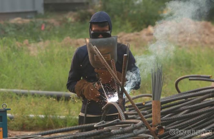 Không khí lao động khẩn trương được duy trì để hoàn thiện công trình theo kế hoạch.
