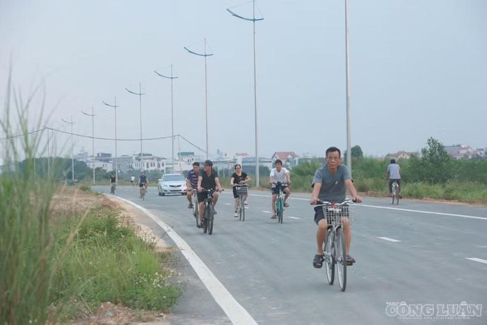 Bà Lê Thị Thảo, người dân sinh sống tại khu vực Quốc lộ 32, xã Hoài Đức, Hà Nội, cho biết trước đây khu vực này chủ yếu là ruộng, việc đi lại không thuận tiện. Khi tuyến đường dần hoàn thiện, người dân tranh thủ đi bộ, tập thể dục trên đường để rèn luyện sức khỏe. “Sau này thông xe rồi, chắc chắn sẽ rất thuận tiện cho những người dân địa phương như chúng tôi”, bà Thảo chia sẻ.