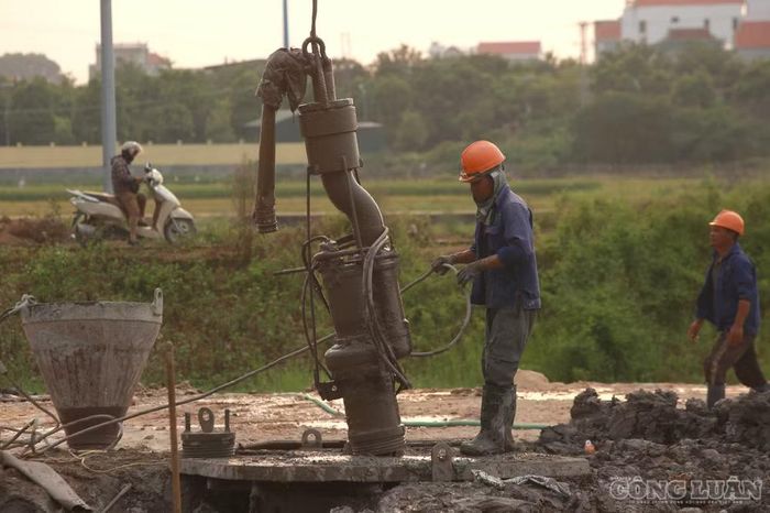 Dọc tuyến đường song hành, phía giữa công trường vẫn có nhiều máy móc cùng lực lượng công nhân đang thi công các hạng mục thuộc dự án Vành đai 4.
