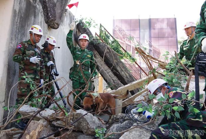 Huấn luyện viên và chó nghiệp vụ phối hợp chặt chẽ trong từng tình huống.