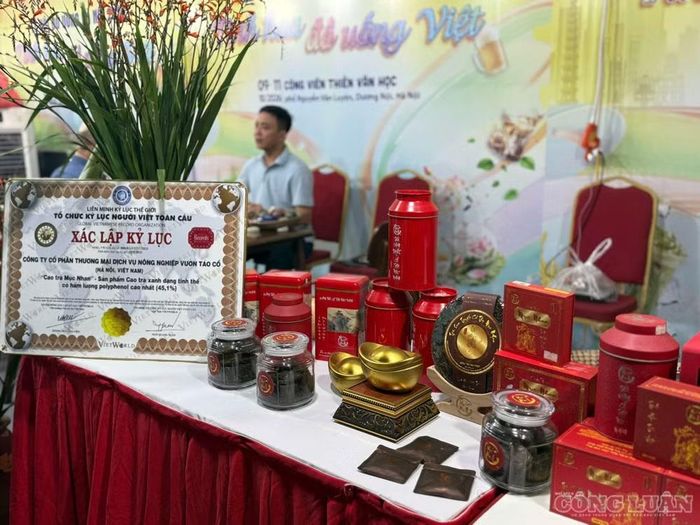 Nhiều sản phẩm thủ công được bày bán