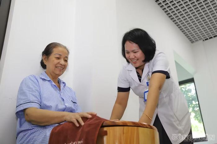 Khi chưa có định mức kinh tế - kỹ thuật cụ thể và cơ chế thu, chi thống nhất, việc chuyển từ giai đoạn thí điểm sang vận hành ổn định còn nhiều lúng túng. Nếu chỉ dựa vào nguồn lực hỗ trợ ban đầu, khả năng duy trì lâu dài và mở rộng quy mô sẽ gặp khó khăn.