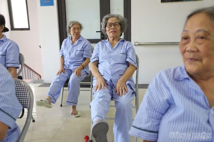 Với bà Chiên, điều đáng quý không chỉ là có người chăm sóc hay được tập luyện mỗi ngày, mà còn là tìm lại niềm vui trong những cuộc chuyện trò tưởng chừng giản dị.